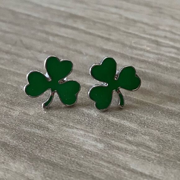 Saint Patrick’s Day Heart Shaped Lucky Clover Stud Earrings Green Silver Tone OS - Picture 2 of 3